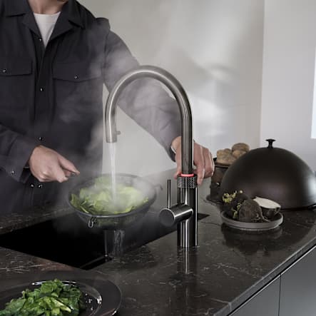 Quooker Armatur über einer Designspüle